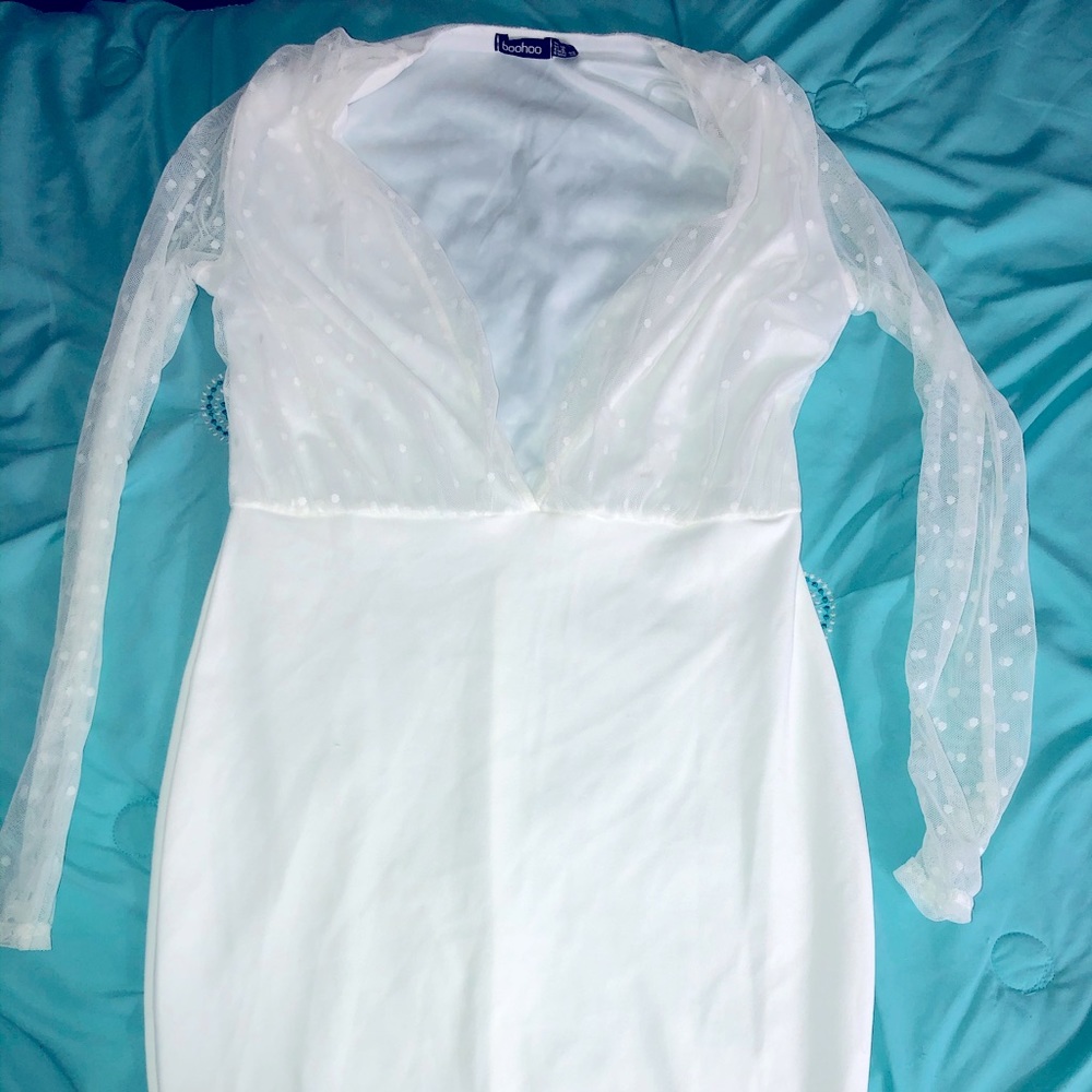 Item: White plunge midi dress

Color: White

Brand: Boohoo

Size: 8